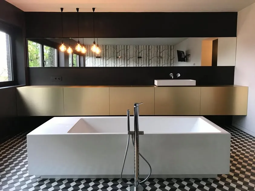 Badkamer met vrijstaand bad en lang meubel op maat