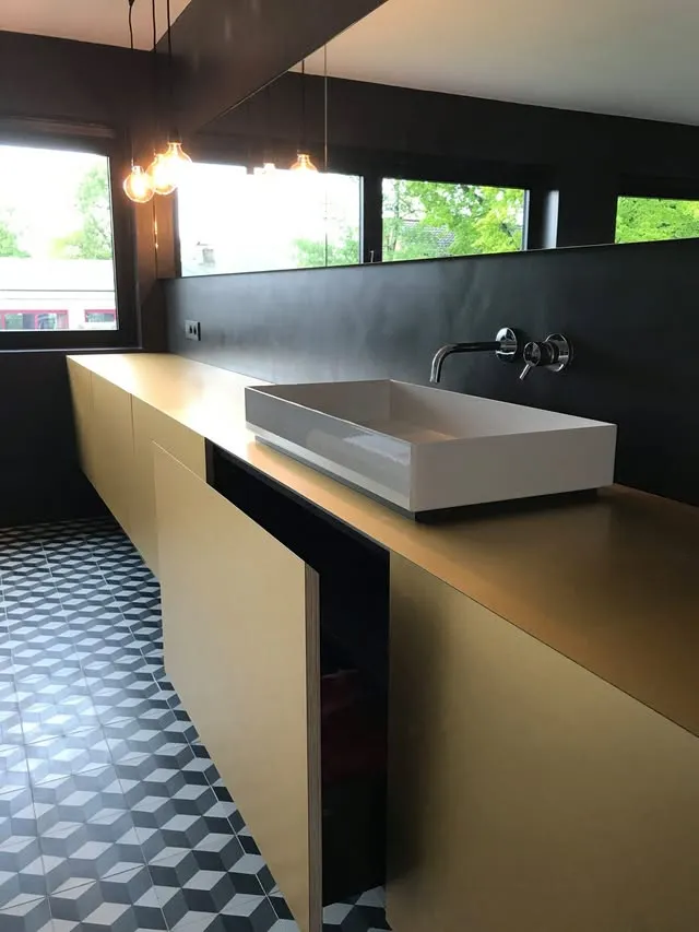 Lang badkamermeubel met opzetwastafel