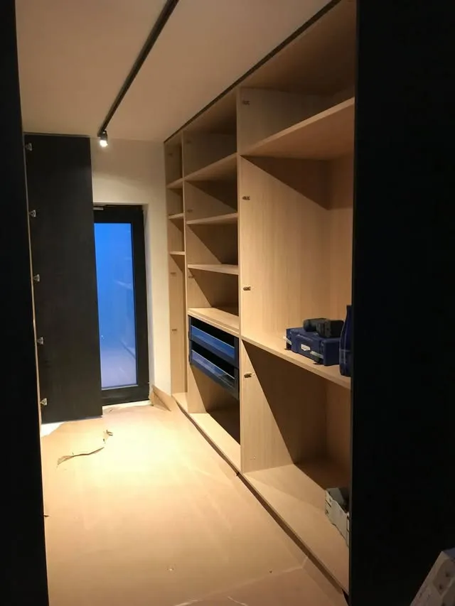 Open dressingkast met eiken legplanken en zwarte zijkant
