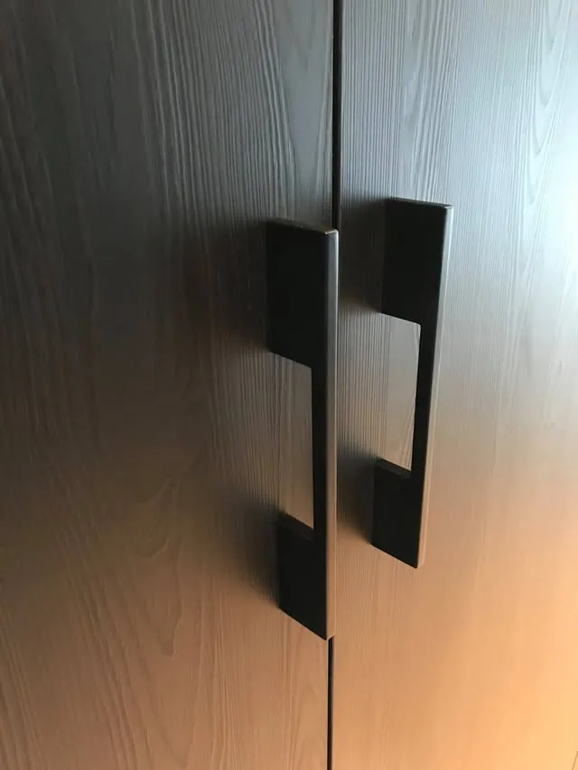 Detail van zwart eiken deur met maatwerk handgreep