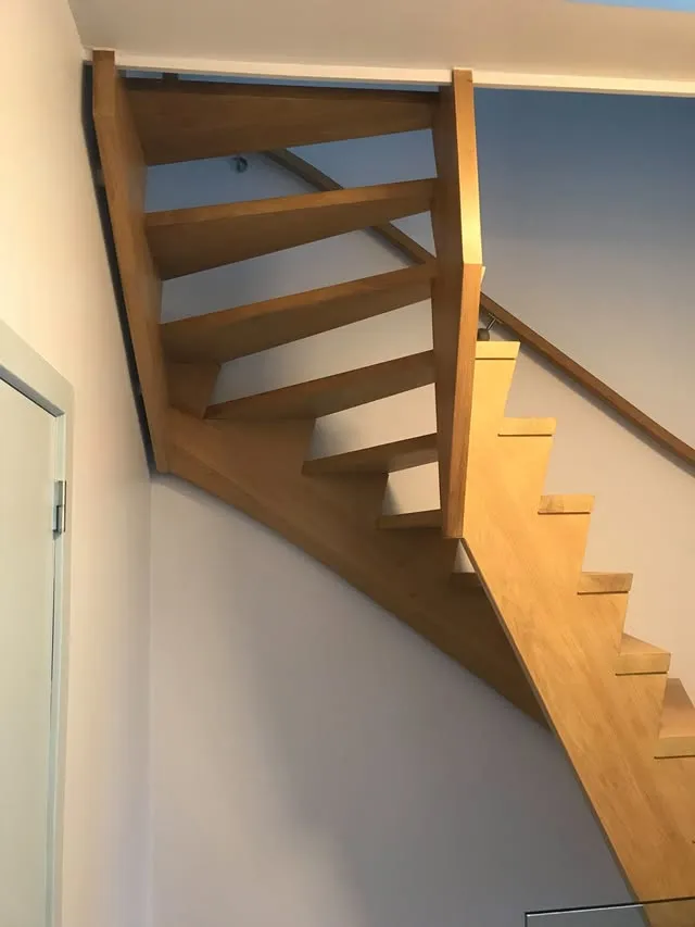 Open eiken trap gezien van boven