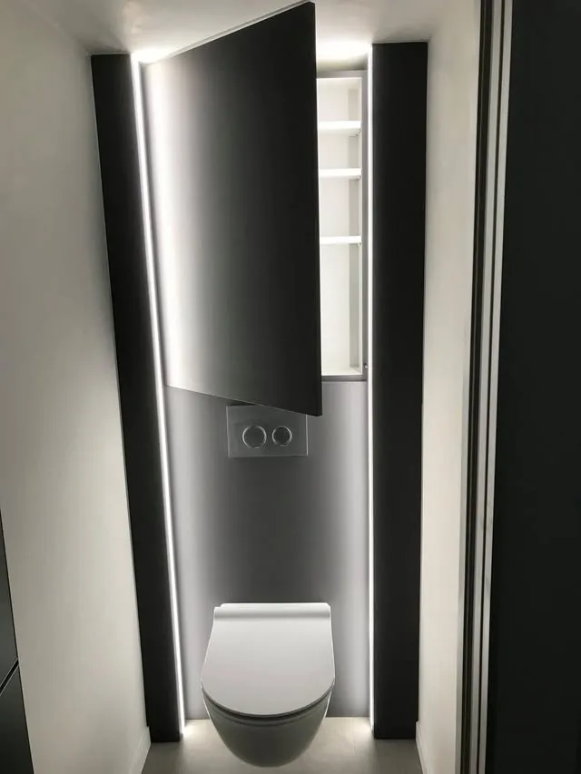 Toilet met verlichte inbouwkast op maat