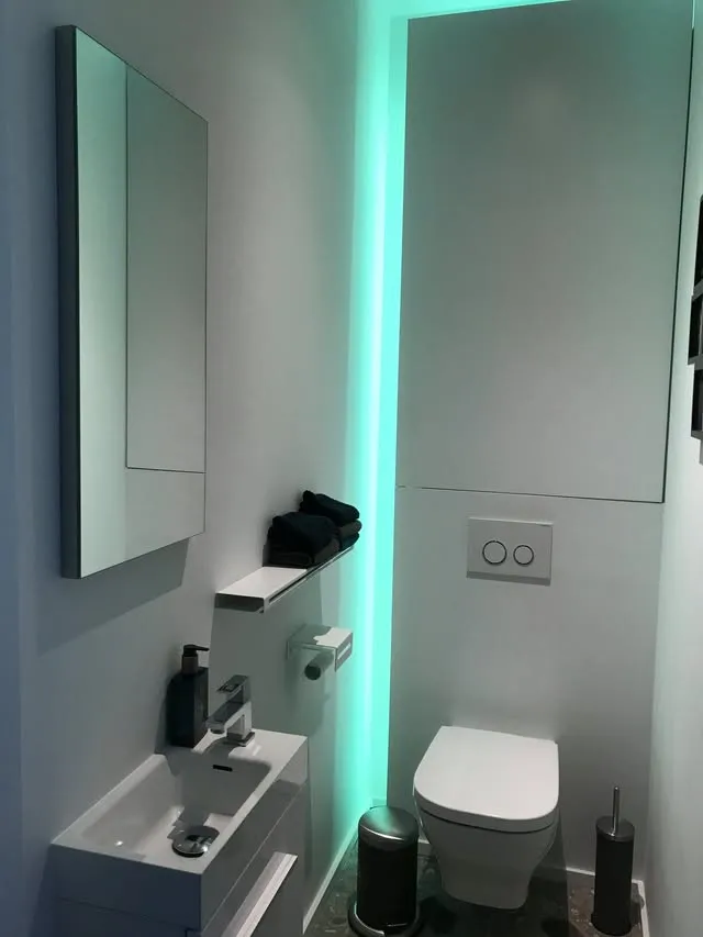 Toilet met ledverlichting in kleur rond de kast