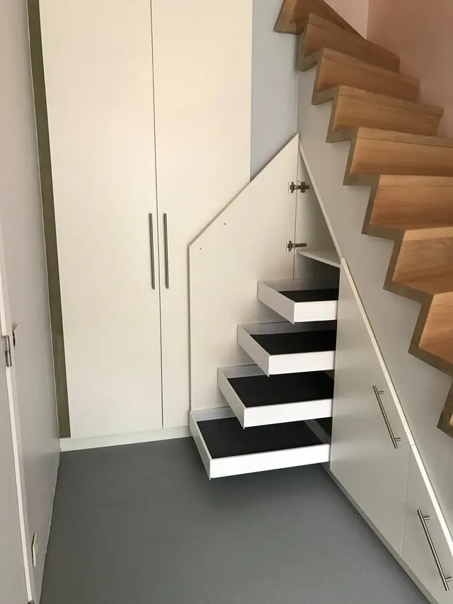 Kast op maat onder een eiken trap
