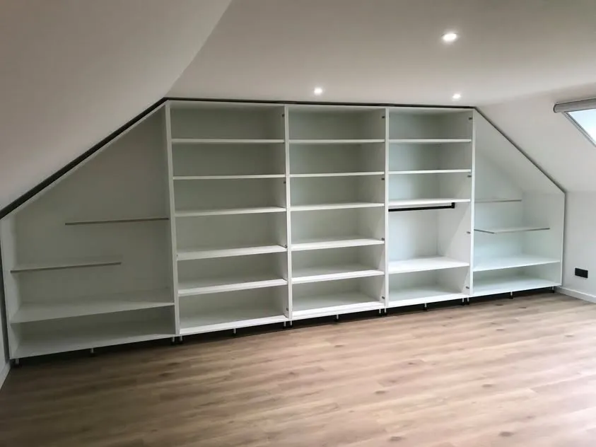 Open kasten onder een dakschuinte